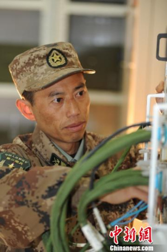 当兵26年,王忠心把精武强能当成习惯和本能,一门心思练武艺,从初中生成为“士兵测控指挥长”。 李鸿林 摄 当兵26年,王忠心把精武强能当成习惯和本能,一门心思练武艺,从初中生成为“士兵测控指挥长”。 李鸿林 摄