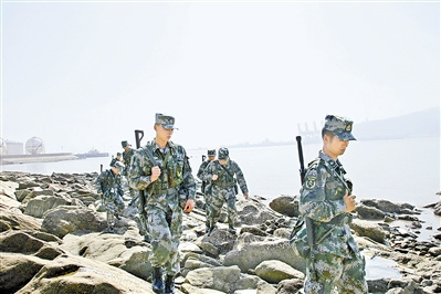 上图:记者与六连官兵一起巡岛查滩。本报特约记者 田亚威摄 上图:记者与六连官兵一起巡岛查滩。本报特约记者 田亚威摄