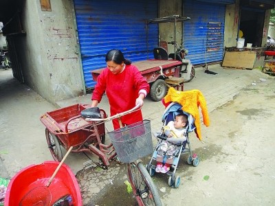 沙女士带着儿子出去卖鱼。 沙女士带着儿子出去卖鱼。