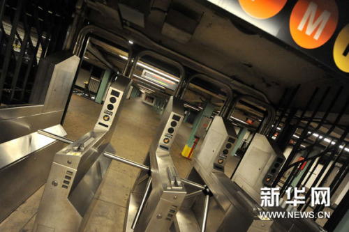 10��28����������ŦԼ�ĵ�����ͣ���У�����վ����һ�ˡ�쫷硰ɣ�ϡ�����29����Щʱ���½������������Ϊ�˼���쫷���ɵ��ƻ���ŦԼ����ɢ���������³Ǻ�����һЩ쫷���Ϯ��Σ����ľ�����ͣ�����������Ͳ��������ȹ�����ͨ���䡣�»������������