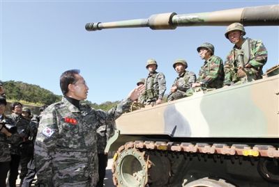 10月18日,韩国总统李明博访问靠近朝鲜的西海延坪岛,视察部队。(资料图) 10月18日,韩国总统李明博访问靠近朝鲜的西海延坪岛,视察部队。(资料图)