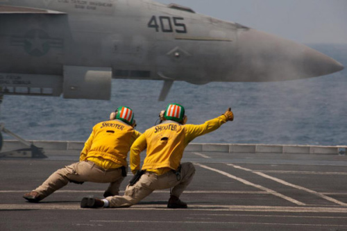 10月20日,正在中国南海附近海域航行的美国海军“乔治-华盛顿”号(CVN 73)舰员正在作业。(图片来源:央视网) 10月20日,正在中国南海附近海域航行的美国海军“乔治-华盛顿”号(CVN 73)舰员正在作业。(图片来源:央视网)