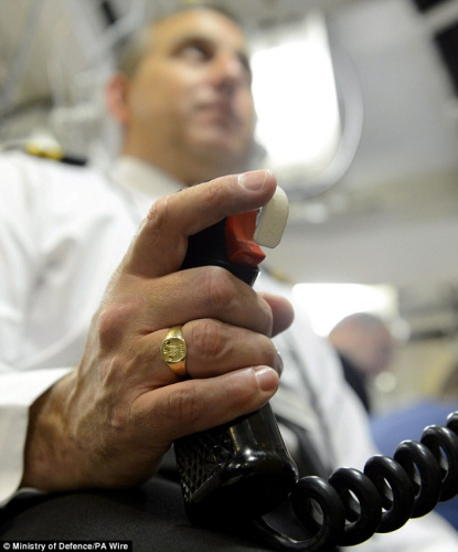 Ǳͧ���������̱��۶����䵼����ť��˲�䡣