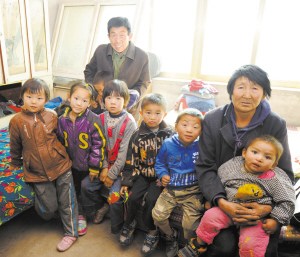 老屋成危房,王子昌和老伴只能带着孩子们借住儿子家。 老屋成危房,王子昌和老伴只能带着孩子们借住儿子家。