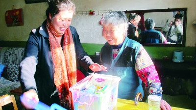 陈风莲(左)慰问孤寡老人洪广兰。本报记者 刘鹏摄 陈风莲(左)慰问孤寡老人洪广兰。本报记者 刘鹏摄