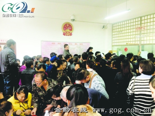 小小的婚姻登记处,挤满了要离婚的人。 小小的婚姻登记处,挤满了要离婚的人。