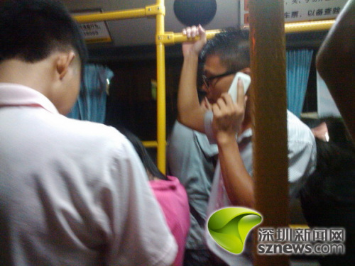 不想途中突遇此事,车内乘客纷纷电话推迟各自日程 不想途中突遇此事,车内乘客纷纷电话推迟各自日程