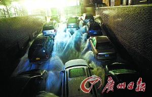 潮水冲向地下停车库。 潮水冲向地下停车库。