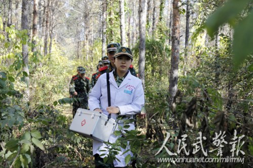 野外一线巡诊。图片来源:人民武警报 野外一线巡诊。图片来源:人民武警报