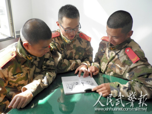 官兵利用业余时间学习法律丛书。图片来源:人民武警报 官兵利用业余时间学习法律丛书。图片来源:人民武警报