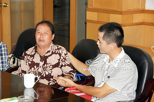 谈及寻儿经历,林洁忍不住流泪。 谈及寻儿经历,林洁忍不住流泪。