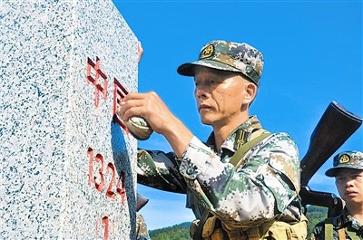 上图:陆兰军在擦拭界碑。纪天翔摄 上图:陆兰军在擦拭界碑。纪天翔摄
