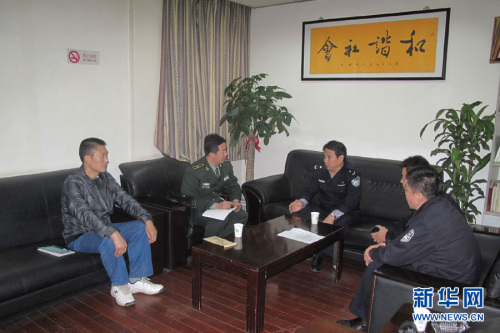 南京陆军指挥学院向南京市警方核实熊英(左一)救人情况 余国强摄 南京陆军指挥学院向南京市警方核实熊英(左一)救人情况 余国强摄