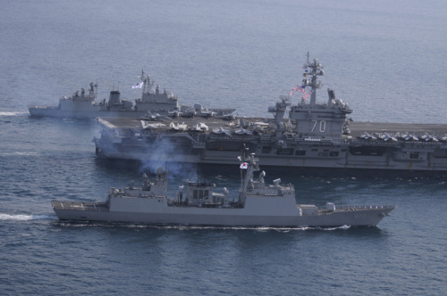 　　资料图片：据韩国媒体报道，“卡尔・文森”号航母与韩国海军在黄海举行联合演习。 