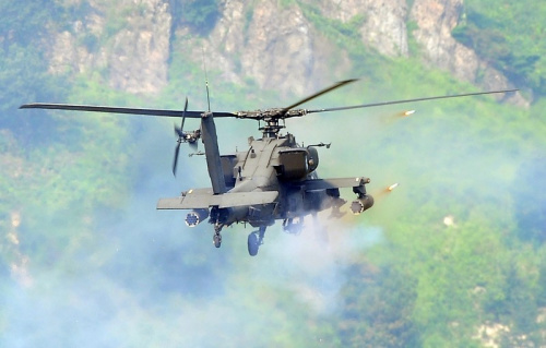 　　资料图片：美韩在朝韩边境实弹演习，动用重型坦克直升机。