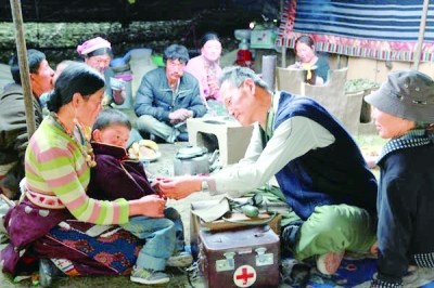 王万青在为藏族同胞看病。资料照片 王万青在为藏族同胞看病。资料照片