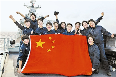 女舰员在远航训练中向祖国和人民汇报。王长松摄 女舰员在远航训练中向祖国和人民汇报。王长松摄