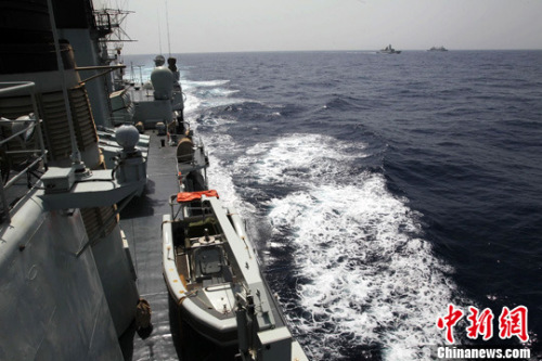 当地时间7月18日上午,经过16天的连续航行,中国海军第十二批护航编队抵达亚丁湾西部海域,与第十一批护航编队顺利会合。<a target='_blank' href='http://www.chinanews.com/'>中新社</a>发 汪汉宗 摄 当地时间7月18日上午,经过16天的连续航行,中国海军第十二批护航编队抵达亚丁湾西部海域,与第十一批护航编队顺利会合。<a target='_blank' href='http://www.chinanews.com/'>中新社</a>发 汪汉宗 摄
