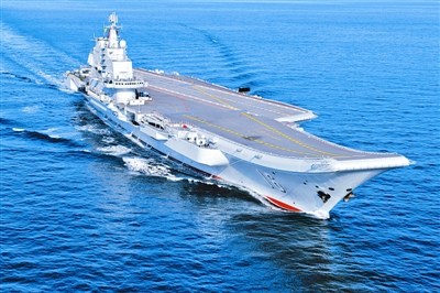 2012年10月，“辽宁舰”在航行中。 本报特约记者　李 唐摄　
