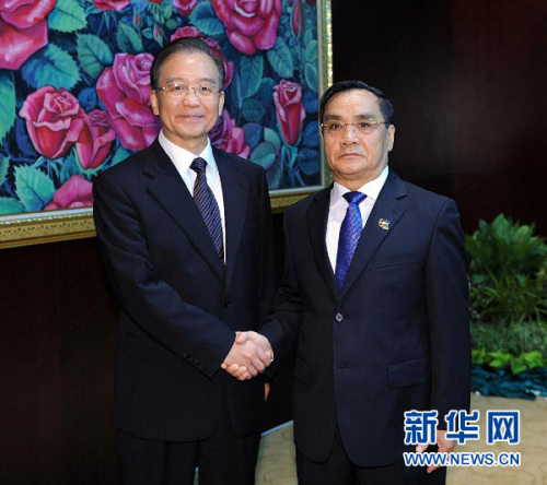 11月5日,中国国务院总理温家宝在万象与老挝总理通辛举行会谈。记者 李涛 摄 11月5日,中国国务院总理温家宝在万象与老挝总理通辛举行会谈。记者 李涛 摄