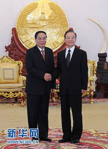 11月5日,中国国务院总理温家宝在万象会见老挝人民革命党中央总书记、国家主席朱马利。 记者 李涛 摄 11月5日,中国国务院总理温家宝在万象会见老挝人民革命党中央总书记、国家主席朱马利。 记者 李涛 摄