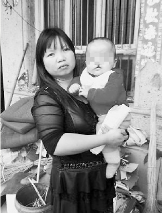 杨继群抱着男弃婴一筹莫展 杨继群抱着男弃婴一筹莫展