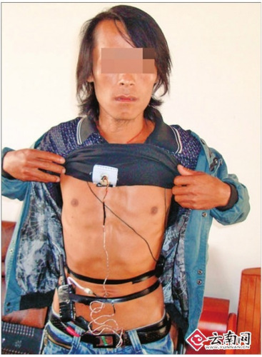 李某身上贴有针孔摄像头、对讲机等 李某身上贴有针孔摄像头、对讲机等