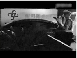 最终,交警挥起榔头,砸碎了后侧的车窗玻璃 最终,交警挥起榔头,砸碎了后侧的车窗玻璃