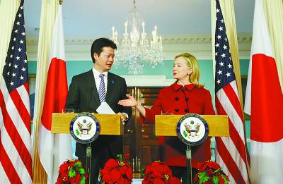美国国务卿希拉里·克林顿(右)与日本外相玄叶光一郎会谈后握手言欢。 美国国务卿希拉里·克林顿(右)与日本外相玄叶光一郎会谈后握手言欢。