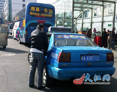 在众目睽睽之下,一名车牌号为“赣A X90**”的哥公然在的士旁边小便 在众目睽睽之下,一名车牌号为“赣A X90**”的哥公然在的士旁边小便