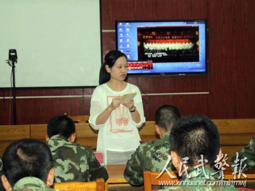 专业辅导。图片来源:人民武警报 专业辅导。图片来源:人民武警报
