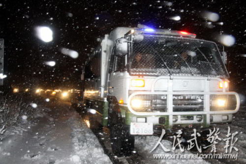 凌晨时分,部队顶着雨雪向灾区开进。图片来源:人民武警报 凌晨时分,部队顶着雨雪向灾区开进。图片来源:人民武警报