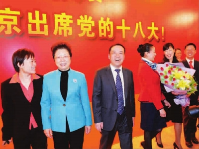 ■今天上午,出席党的十八大的上海代表从上海展览中心出发本报记者陈正宝摄 ■今天上午,出席党的十八大的上海代表从上海展览中心出发本报记者陈正宝摄