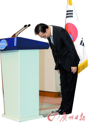 2012年7月24日,李明博就亲属涉嫌贪污一事鞠躬道歉。(资料图片) 2012年7月24日,李明博就亲属涉嫌贪污一事鞠躬道歉。(资料图片)