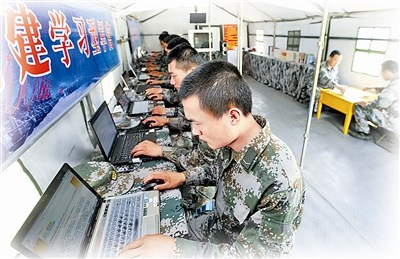 网络进帐篷,让官兵学习更方便。 网络进帐篷,让官兵学习更方便。