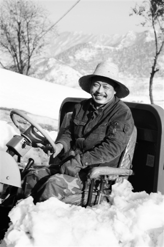 昨日,马道梁村,闫怀昌驾驶着三轮车拉雪。 新京报记者 尹亚飞 摄 昨日,马道梁村,闫怀昌驾驶着三轮车拉雪。 新京报记者 尹亚飞 摄