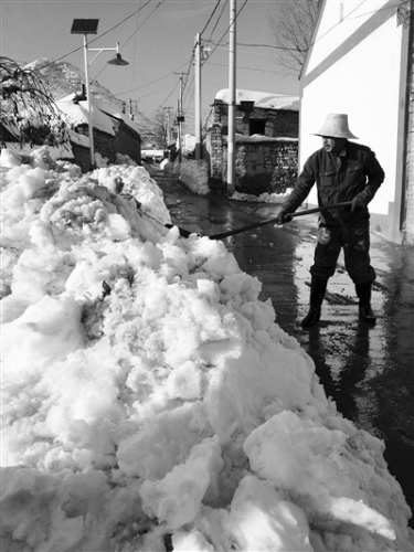 昨日,延庆马道梁村,闫怀昌在为村里铲雪。卢美慧 摄 昨日,延庆马道梁村,闫怀昌在为村里铲雪。卢美慧 摄