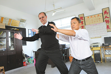 爱卡德和龚金川合练太极拳。(余建文 摄) 爱卡德和龚金川合练太极拳。(余建文 摄)