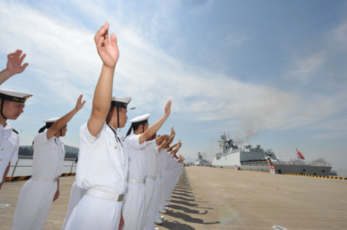7月3日,由中国海军“益阳”号、“常州”号导弹护卫舰和“千岛湖”号综合补给舰组成的海军第12批护航编队从舟山起航,赴亚丁湾、索马里海域接替执行护航任务。新华社发(华志波 摄) 7月3日,由中国海军“益阳”号、“常州”号导弹护卫舰和“千岛湖”号综合补给舰组成的海军第12批护航编队从舟山起航,赴亚丁湾、索马里海域接替执行护航任务。新华社发(华志波 摄)
