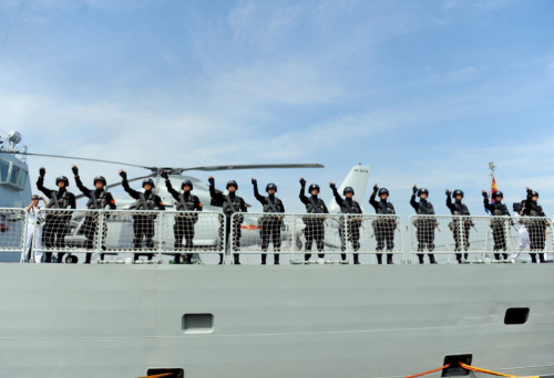 7月3日,由中国海军“益阳”号、“常州”号导弹护卫舰和“千岛湖”号综合补给舰组成的海军第12批护航编队从舟山起航,赴亚丁湾、索马里海域接替执行护航任务。新华社发(华志波 摄) 7月3日,由中国海军“益阳”号、“常州”号导弹护卫舰和“千岛湖”号综合补给舰组成的海军第12批护航编队从舟山起航,赴亚丁湾、索马里海域接替执行护航任务。新华社发(华志波 摄)