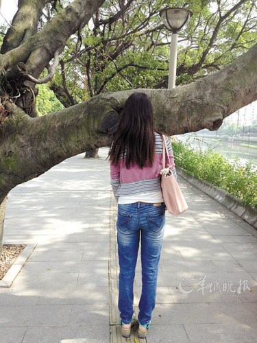 女孩身高1.7米,直接被大树“撞脸” 女孩身高1.7米,直接被大树“撞脸”
