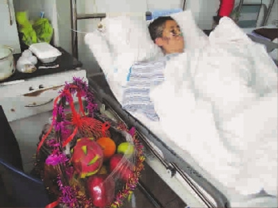■东家送来水果鲜花慰问何益红 屠仕超 摄 ■东家送来水果鲜花慰问何益红 屠仕超 摄