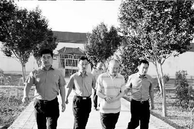 18年后他终于以这种方式回到了故乡.jpg 18年后他终于以这种方式回到了故乡.jpg
