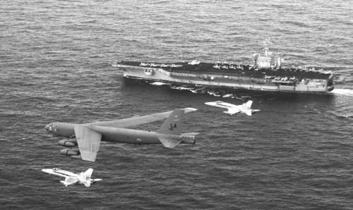美国空军的B-52轰炸机演练与航母协同作战 美国空军的B-52轰炸机演练与航母协同作战