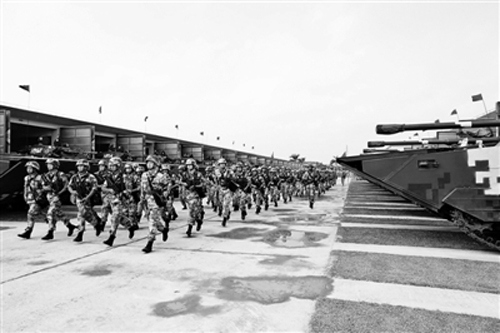 比武现场,海军陆战队队员接到命令后快速集结。万 宇摄 比武现场,海军陆战队队员接到命令后快速集结。万 宇摄