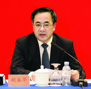 自治区党委书记胡春华在讨论报告时发言。 首席摄影记者 马建斌 摄 自治区党委书记胡春华在讨论报告时发言。 首席摄影记者 马建斌 摄