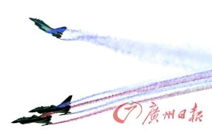 2010年11月16日,第八届中国国际航空航天博览会上的飞行表演。(资料图片)记者庄小龙、张伟清摄 2010年11月16日,第八届中国国际航空航天博览会上的飞行表演。(资料图片)记者庄小龙、张伟清摄