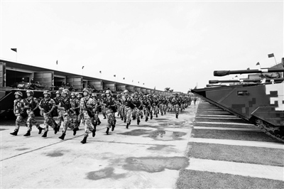 上图:比武现场,海军陆战队队员接到命令后快速集结。万 宇摄 上图:比武现场,海军陆战队队员接到命令后快速集结。万 宇摄