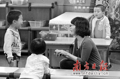 一名老师在安慰闹小脾气的小朋友。 一名老师在安慰闹小脾气的小朋友。