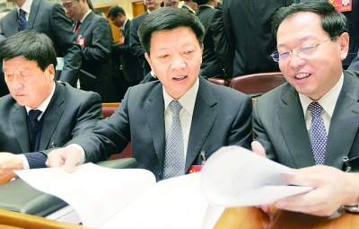 11月8日,中国共产党第十八次全国代表大会在北京人民大会堂隆重开幕,会后杨树平(中)和吴天君(右)代表认为:十八大报告总结了我们国家十年来的成就经验,高度评价了科学发展观的重大理论贡献以及它的实践价值,对科学发展观有了新的定位。本报记者 刘新武摄 11月8日,中国共产党第十八次全国代表大会在北京人民大会堂隆重开幕,会后杨树平(中)和吴天君(右)代表认为:十八大报告总结了我们国家十年来的成就经验,高度评价了科学发展观的重大理论贡献以及它的实践价值,对科学发展观有了新的定位。本报记者 刘新武摄